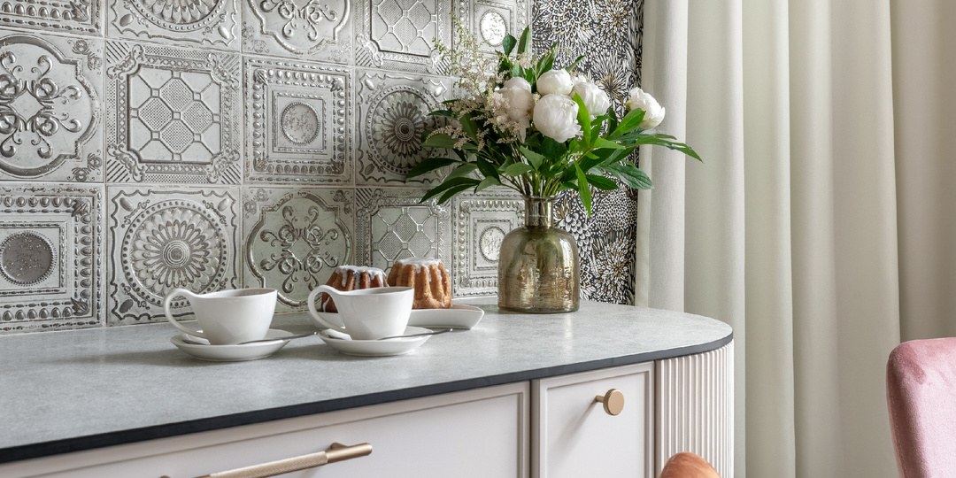 10 идей, как уложить плитку на кухонном фартуке по-новому в 2026 году