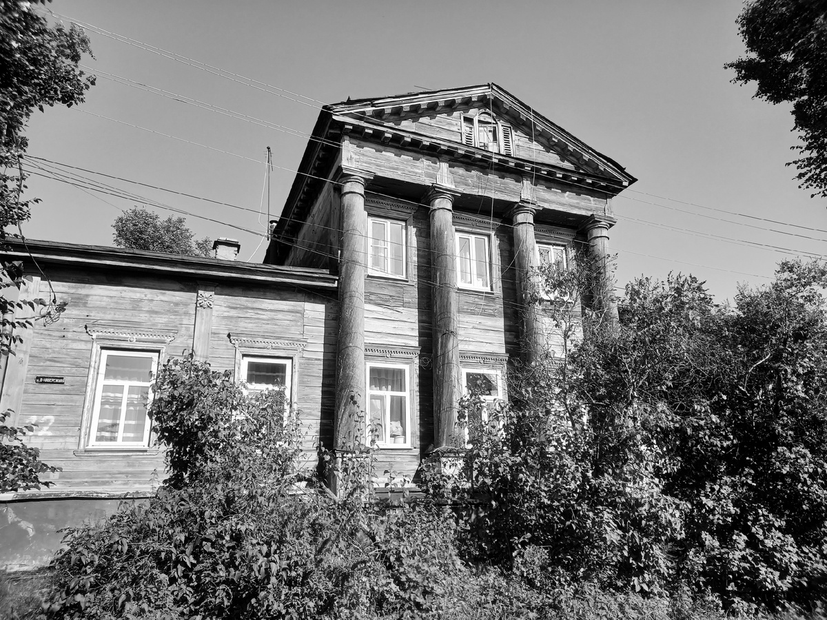 Дом Твердова (главный дом усадьбы дворян Панютиных). Нижегородская область, Арзамас. События рассказа вполне могли происходить в похожем особняке. "Старый с колоннами дом, кленовая аллея, фруктовый сад, поля, лес, скот, люди – все Благодатненское приводило в восхищение не только соседей, но и любого наезжавшего с других краев и по делу и так себе, да того же фыркающего подстриженного петербуржца и растрепанного избалованного москвича..." (отрвок из рассказа)