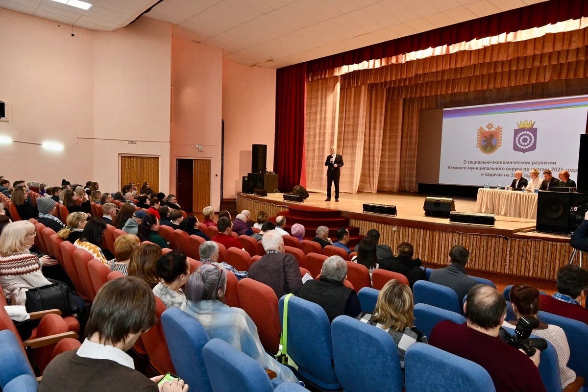    Артур Парфенчиков на встрече с жителями Кемского округа. Фото: «Республика» / Оксана Кудряшова