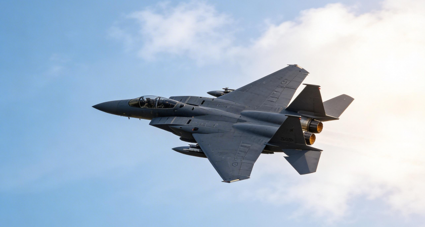    В воздушном пространстве Кувейта были сбиты три американских истребителя F-15.