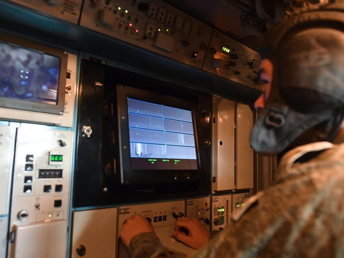    Военнослужащий ВС РФ в пункте управления зенитного ракетного комплекса "Тор М2У" | © РИА Новости