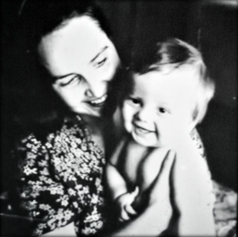 Андрей Губин в детстве с мамой