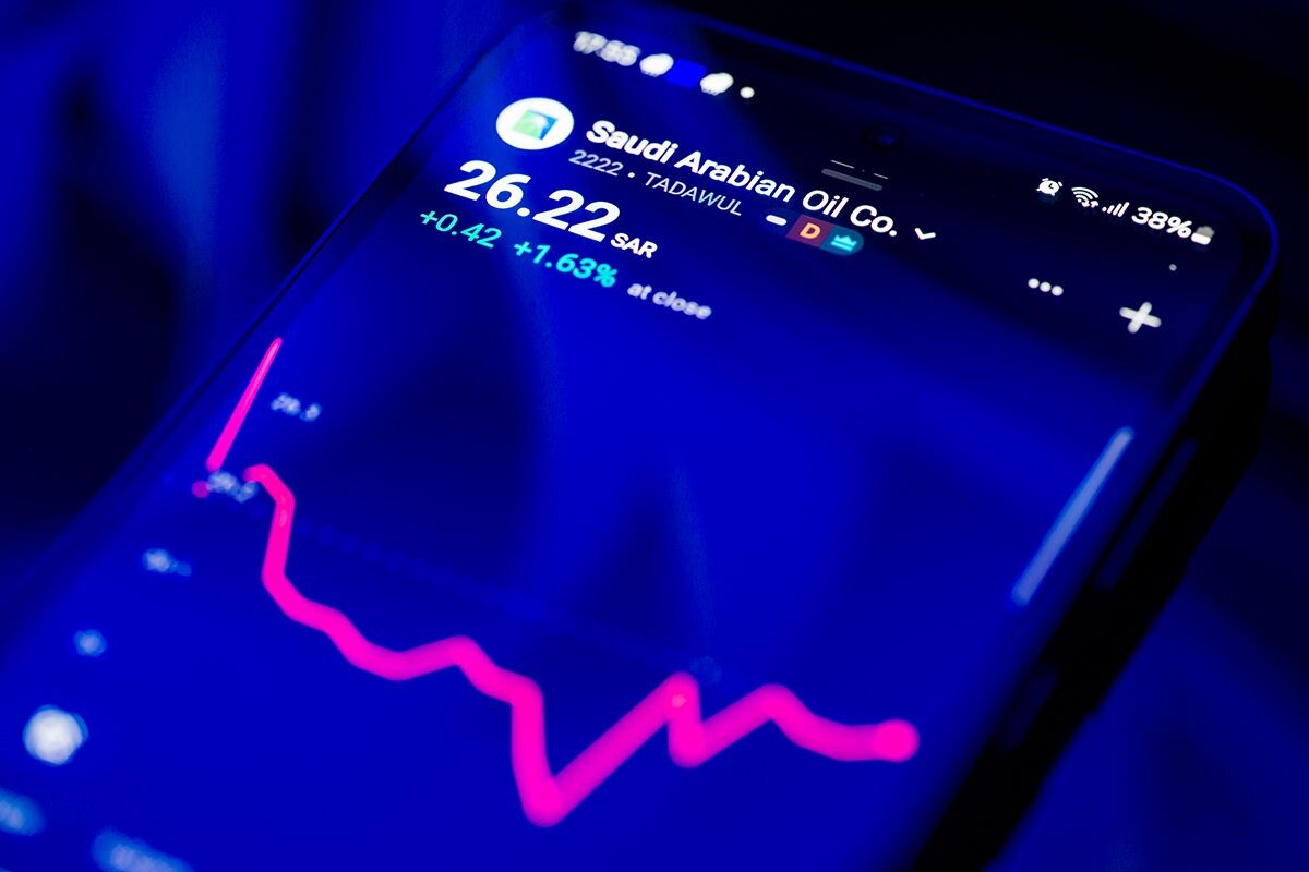 График цен на нефть компании Aramco за последние пять дней, отражающий колебания цен на фоне эскалации конфликта с участием Ирана, 2 марта 2026 года. Фото: Jonathan Raa / NurPhoto via Getty Images