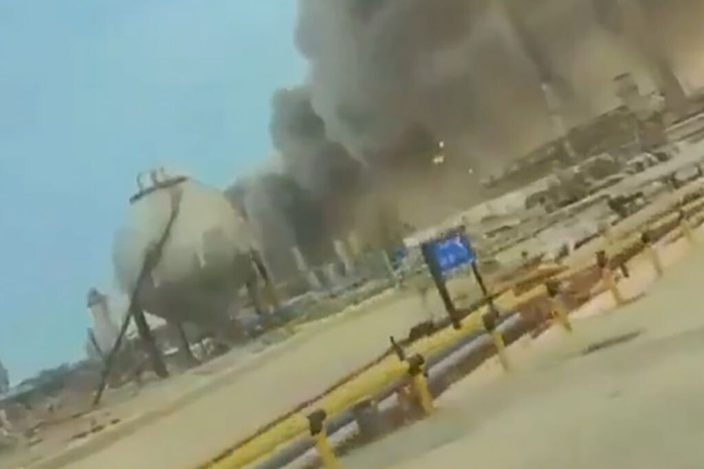 Удар по нефтеперерабатывающему заводу Ras Tanura в Саудовской Аравии. Кадр из видео