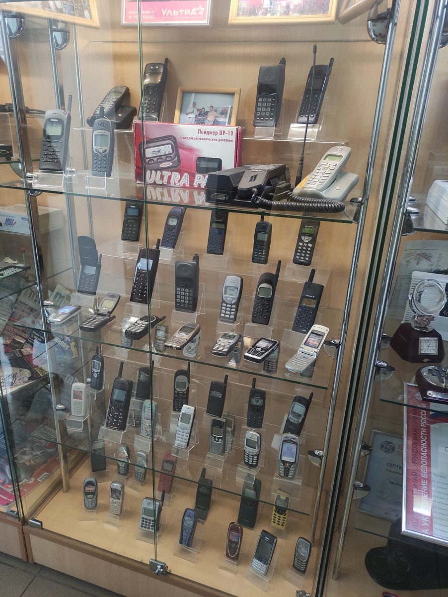 Нужно быть именно бизнеменом, чтобы вовремя понять, что именно в скором времени уйдёт в прошлое. Теперь такие телфоны - просто экспонаты музея на заводе. 