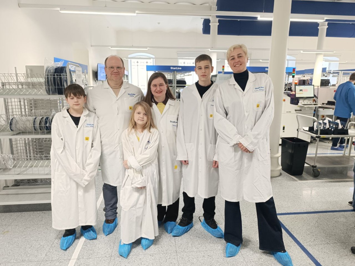 Часть нашей экскурсии. Нам выдали халаты и антистатические бахиллы, чтобы мы своим присутвием никак не повлияли на качество производства электроники.