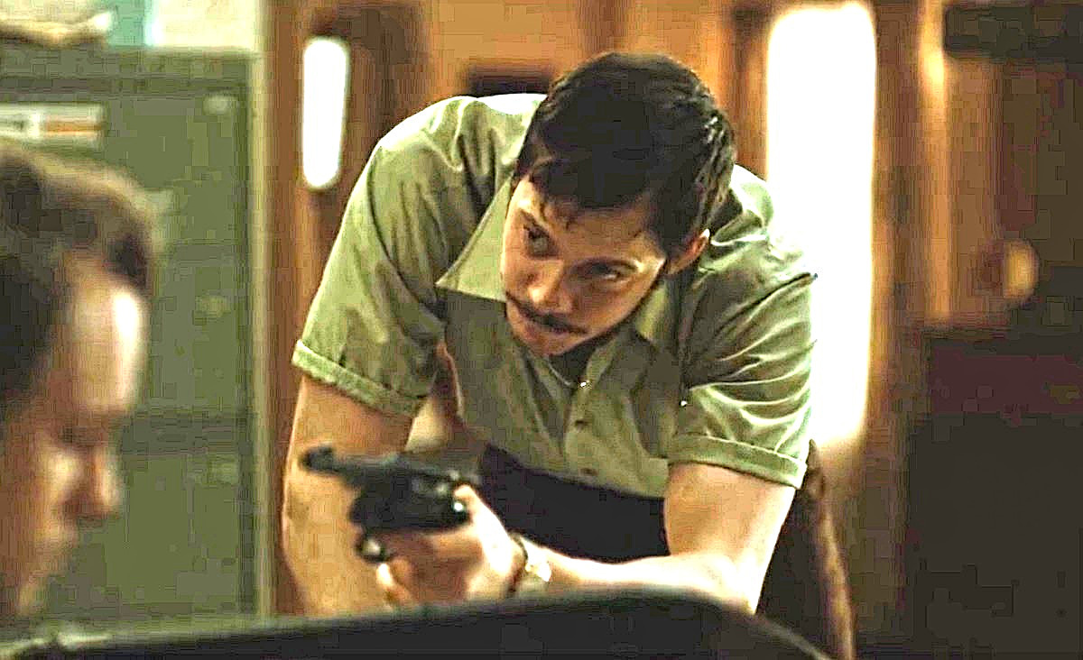 - Ну что, сыграем в "русскую рулетку"? Кто проиграет, тот бежит за пивом. 