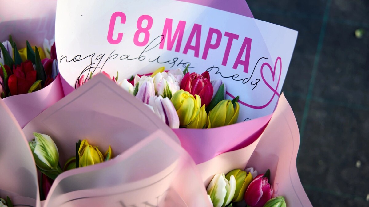    Тюльпаны традиционно дарят на 8 Марта. Фото: Юрий Здебский / «Ямал-Медиа»