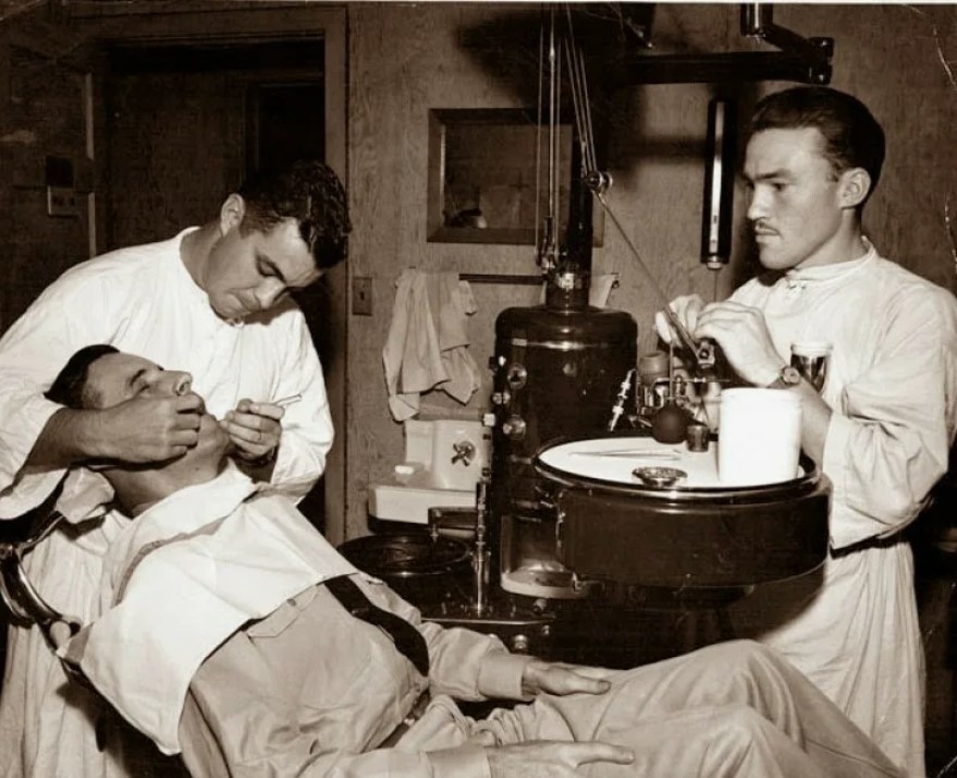 Стоматологи начала XX в за работой