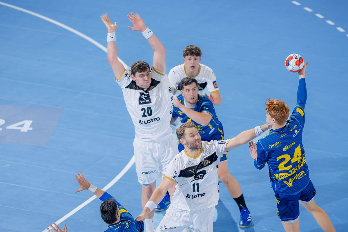    "Бидасоа" (в синей форме) уже не претендует на выход из группы