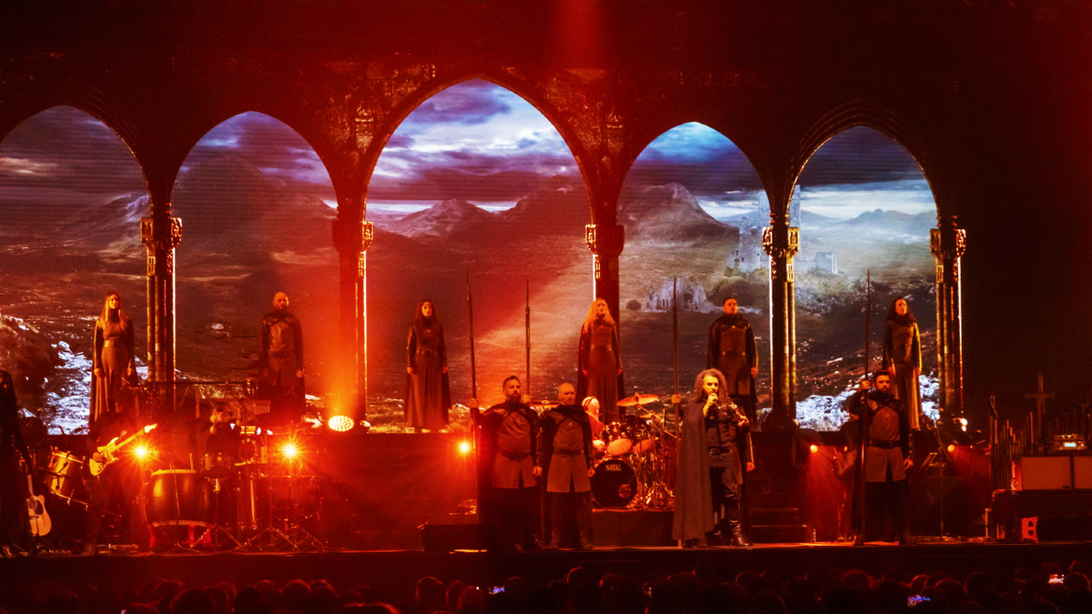 Неподражаемый Мишель Гуайтоли исполняет песню «Enae Volare»