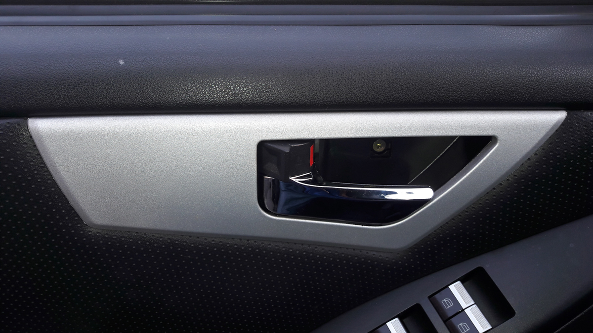 Снимаем эту серебристую накладку причудливой формы.