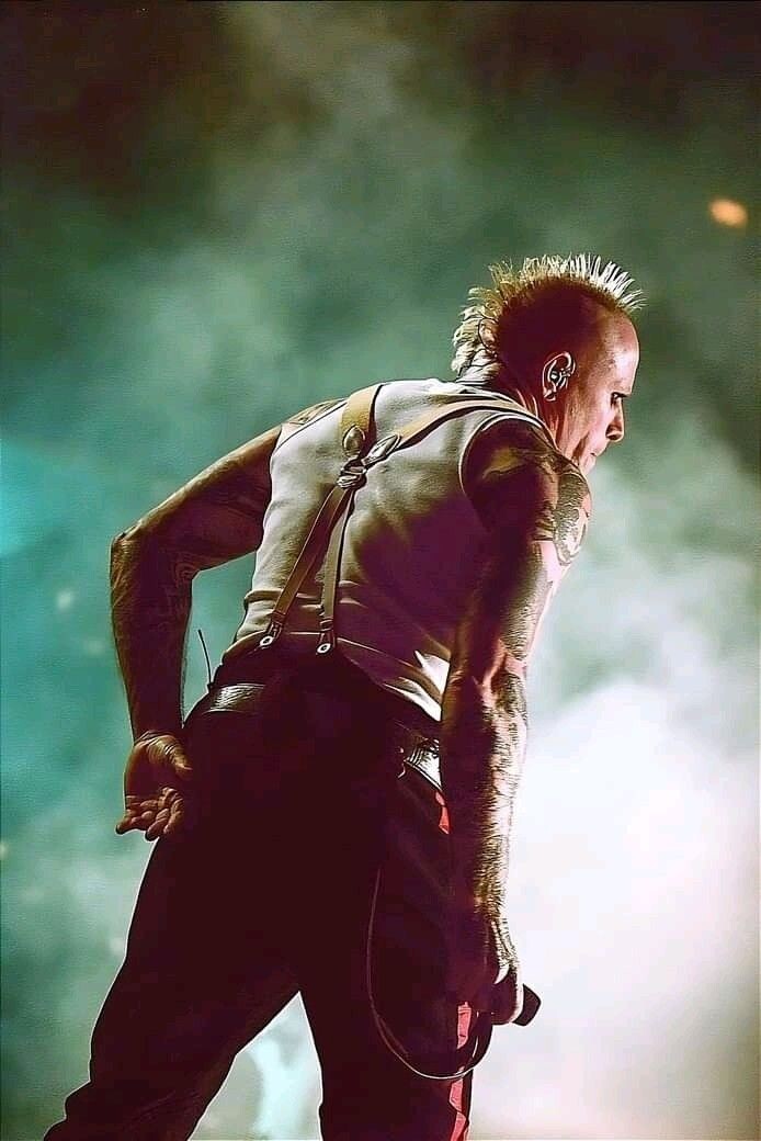 На сцене и в жизни это были два разных человека. 