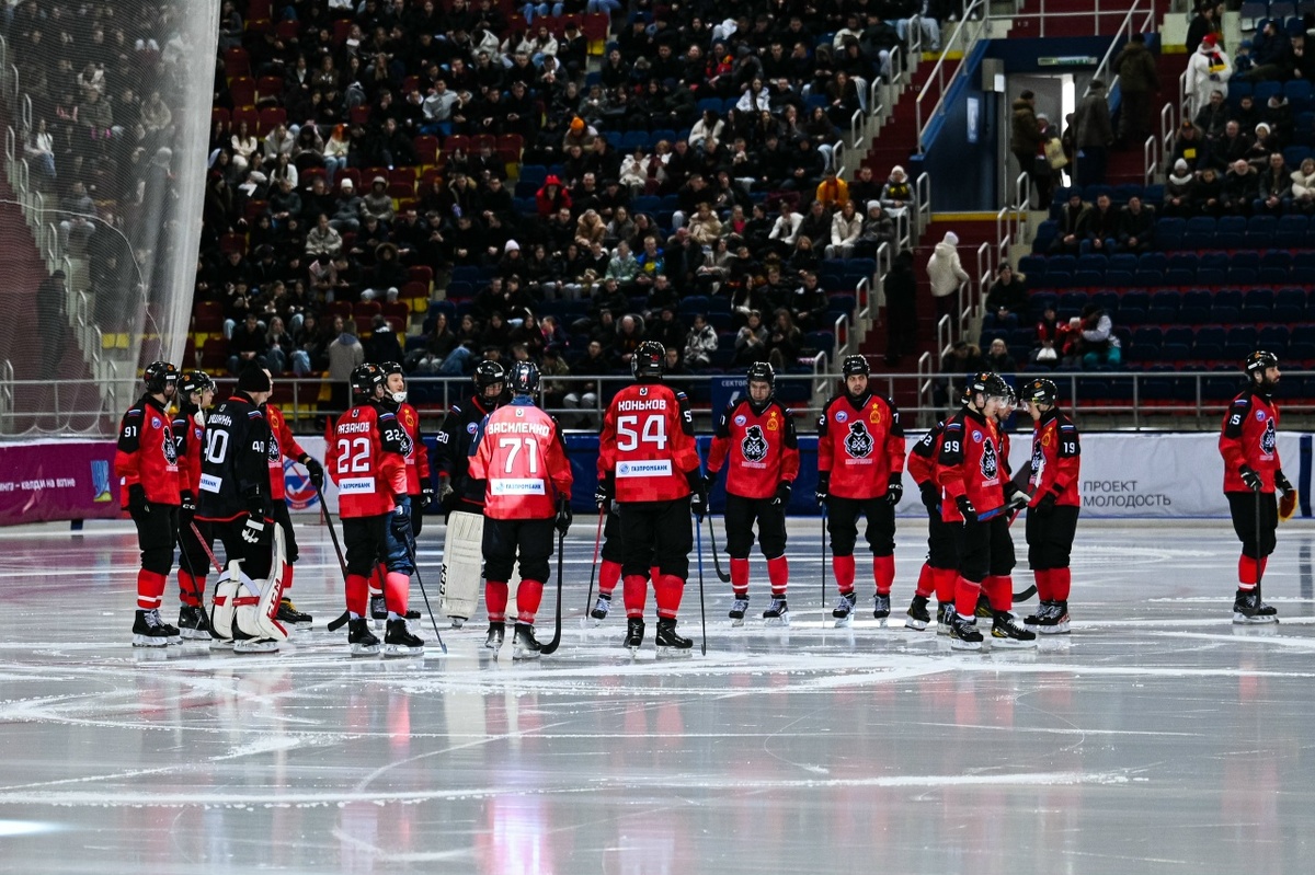 На хоккее с мячом чаще всего наиболее полные трибуны были в Хабаровске. Фото: vk.com/skabandy47.