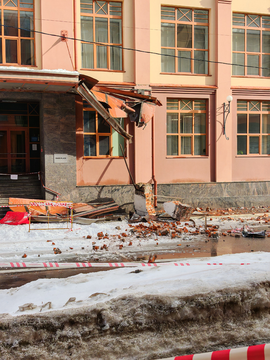 Обрушившийся козырек