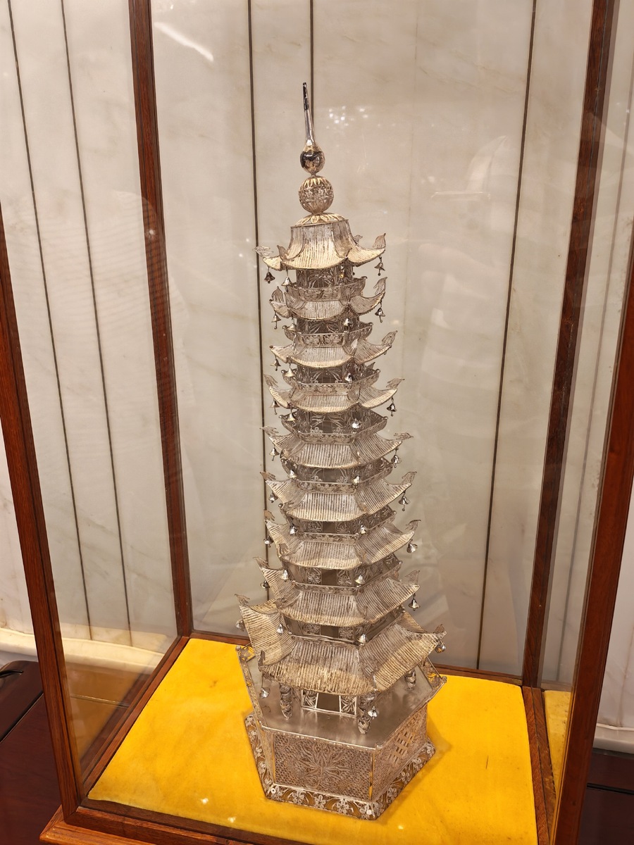 Выставка народного творчества в вестибюле отеля Донгу