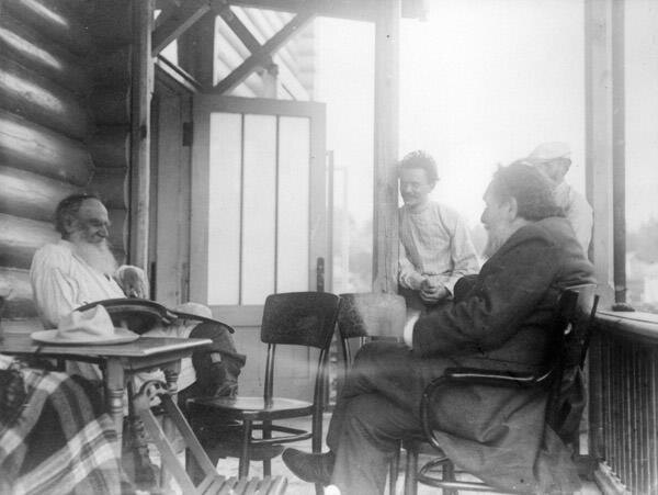 Негатив. Группа в Ясной Поляне: Л.Н. Толстой, А.Б. Гольденвейзер, И.И. Мечников. Сидят на террасе. Из фондов Российского национального музея музыки.