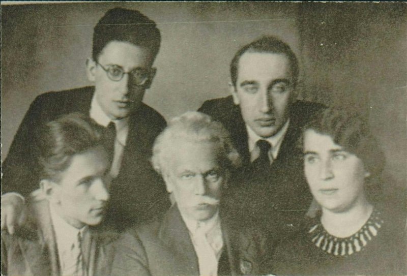 Фотография. А.Б. Гольденвейзер в группе с учениками: Л.И. Ройзман, А. Алексеев, В.В.Зайц (первый слева в первом ряду). Из фондов Российского национального музея музыки.