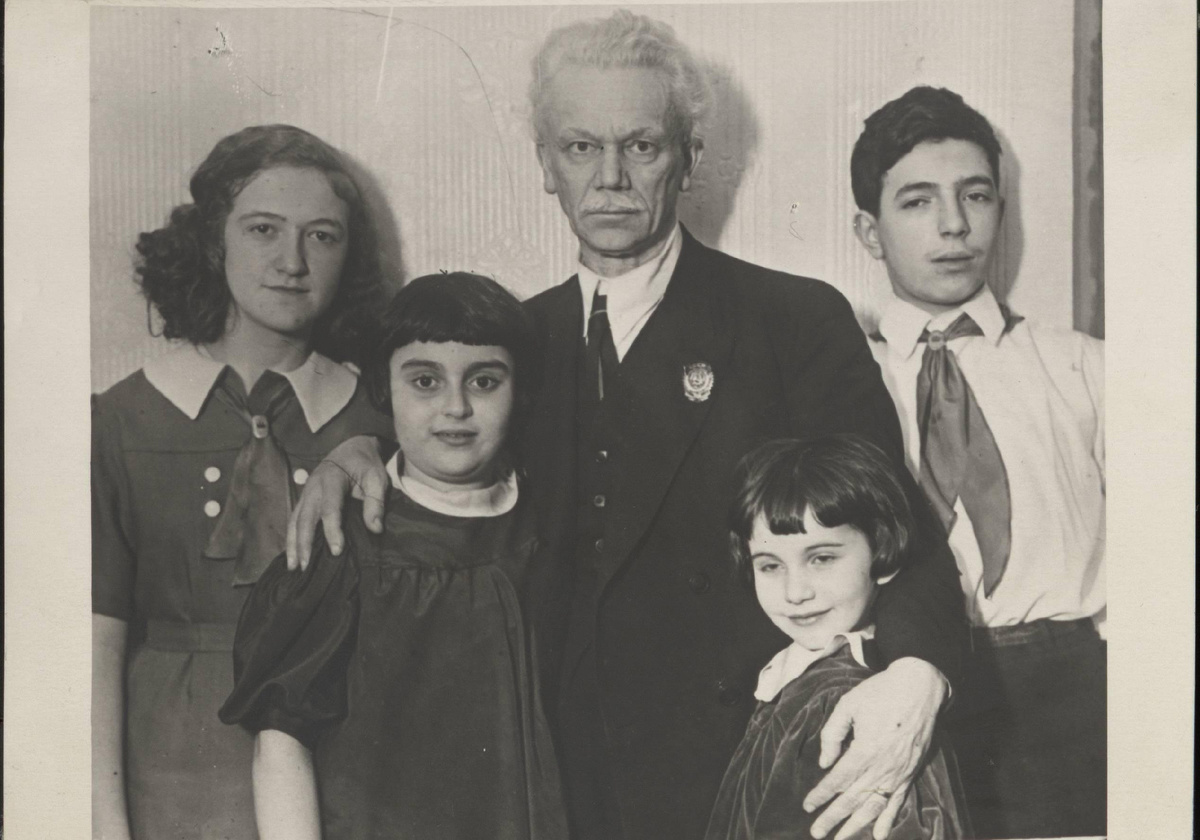 А.Б. Гольденвейзер с учениками Особой детской группы. Из фондов Российского национального музея музыки.