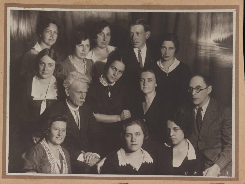 Позитив. А.Б. Гольденвейзер с учениками в Московской консерватории. 1930-е. Из фондов Российского национального музея музыки.