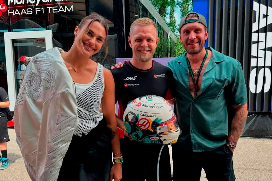    Арина и Георгиос (справа) с пилотом "Хааса" Кевином Магнуссеном. Фото: arynasabalenka / Instagram