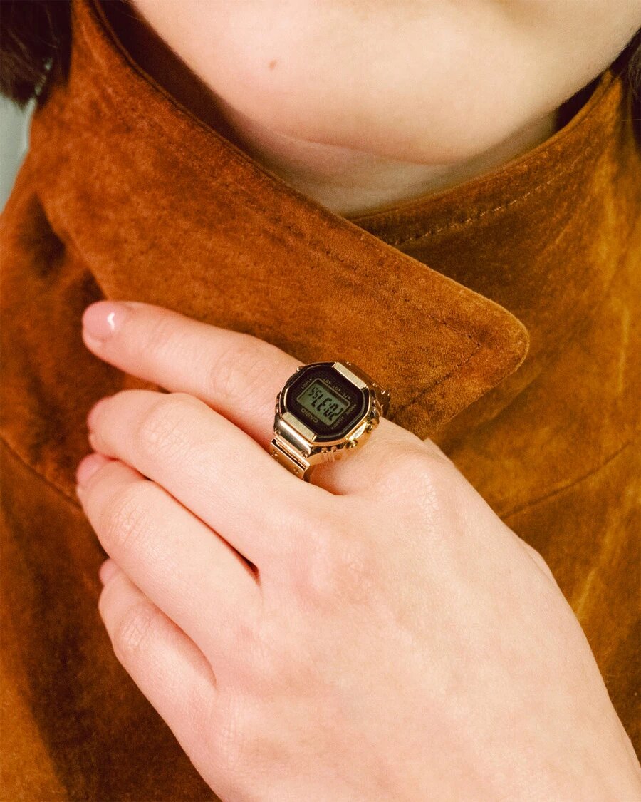 Почти через год после выпуска первых часов-кольца Casio представляет вторую модель — в золотом цвете