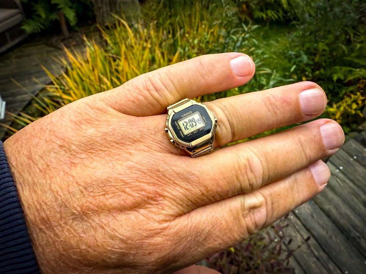 Пролистайте галерею — сравните эти часы-кольцо CRW-001G-9E  с моделью из серии GMW-B5000