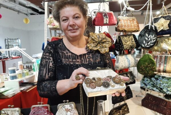 Наталья Епанешникова, петербургский ремесленник, делает театральные сумочки, работает в том числе в рамках Фестиваля мастеров России на разных площадках города, и тоже ждет подвижек в проектах креативной индустрии