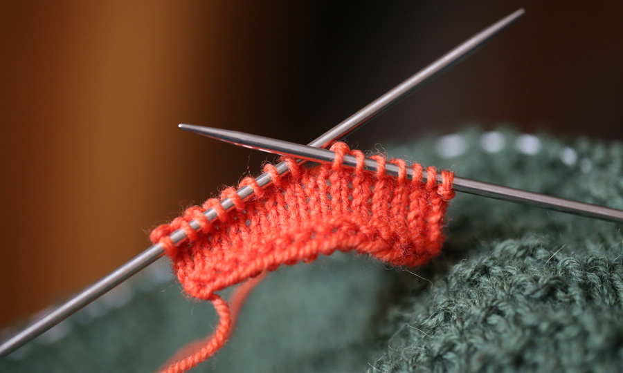 Прибавка-реглан: двойная скрещенная из петли предыдущего ряда