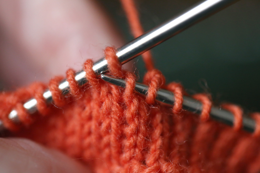 Фото 2 Завожу справа и вытягиваю нить сходу, без надевания на левую спицу