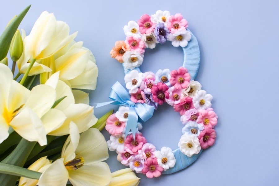     Цветочный вальс весны: топ-10 оригинальных поздравлений на 8 Марта