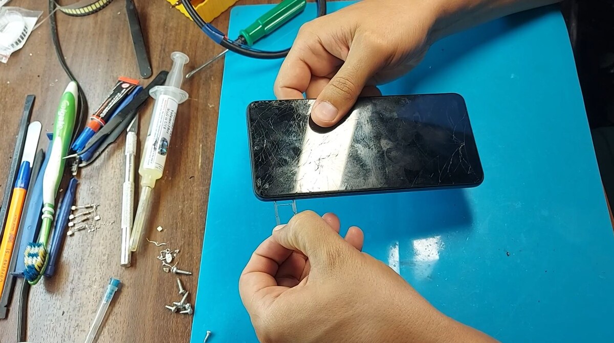 Вынимаем сим-лоток.