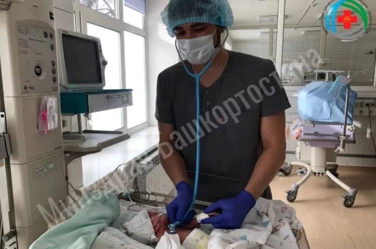    В Уфе врачи выходили 490-граммовую девочку