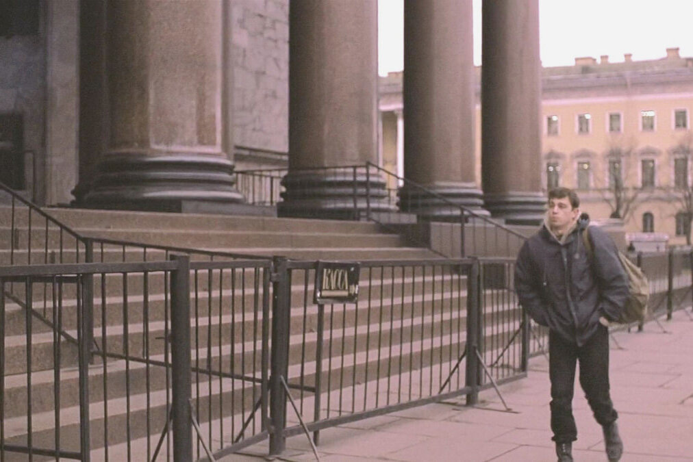 Также в кино можно увидеть центр города, Исаакиевский собор, Витебский вокзал и другие районы Санкт-Петербурга. Фото: кадр из фильма «Брат», режиссёр Алексей Балабанов