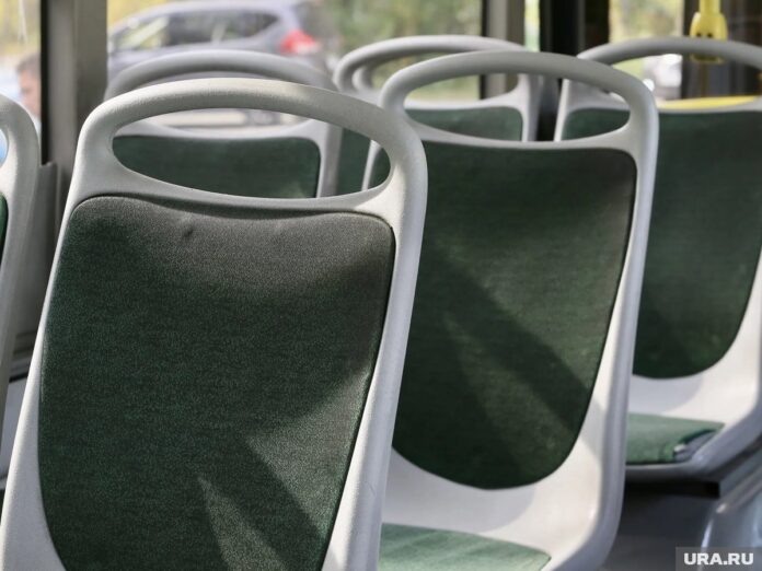    Репортаж с торжественного запуска первого в Сибири небесного поезда, вызвавшего споры об инновациях и бюджетных затратах.