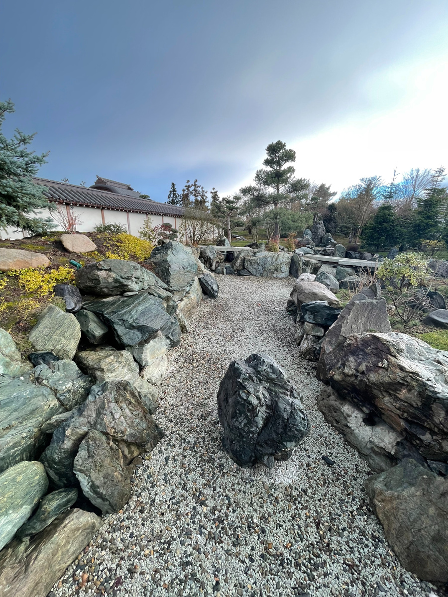 Сухое русло в Японском саду парка Галицкого (г. Краснодар, Россия).