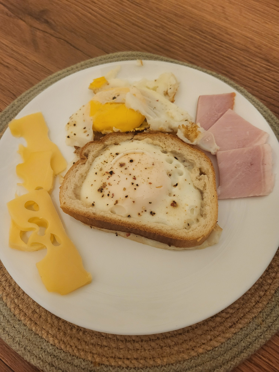 На завтрак у нас яичница