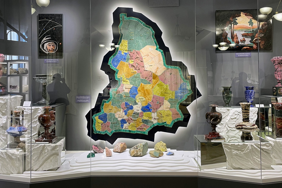 Нельзя пройти мимо карты Свердловской области, целиком сделанной из уральских самоцветов. Каждый район и городской округ обозначены отдельным минералом