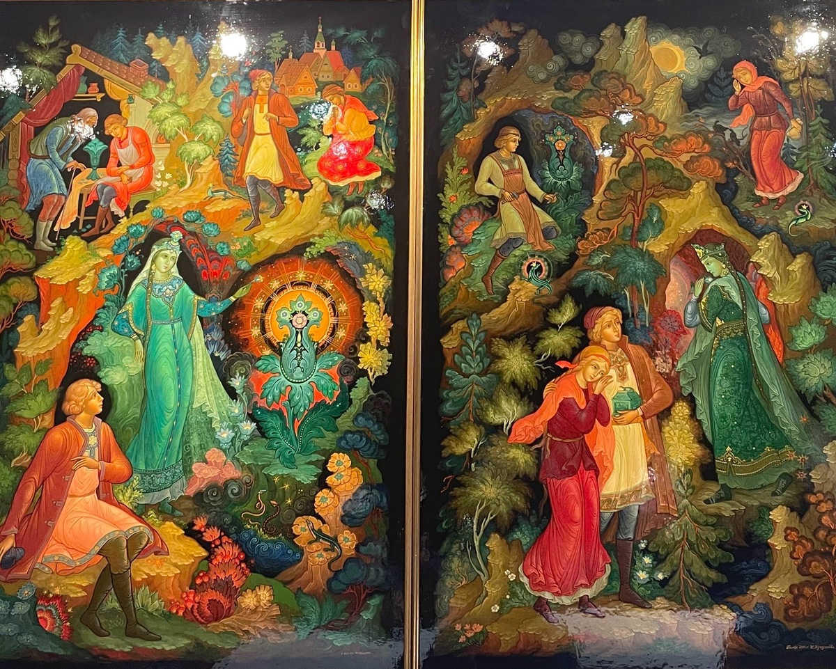 На 11 палехских лаковых панно можно увидеть персонажей уральских сказов Павла Бажова: Данилу-мастера, Девку-Синюшку, Серебряное копытце и, конечно, Хозяйку Медной горы