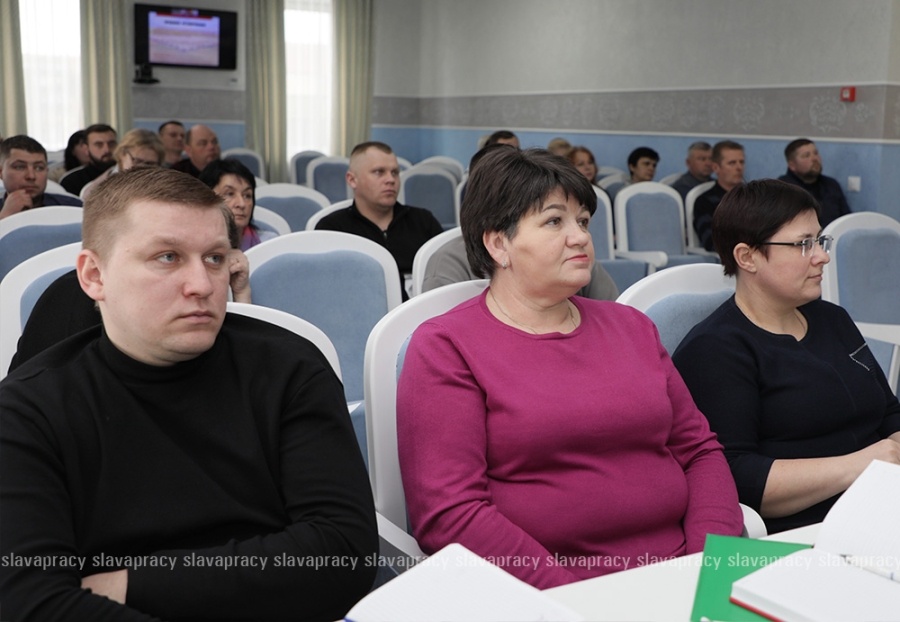     Безопасность в поле и на фермах: в Копыле обсудили охрану труда в АПК перед сезоном