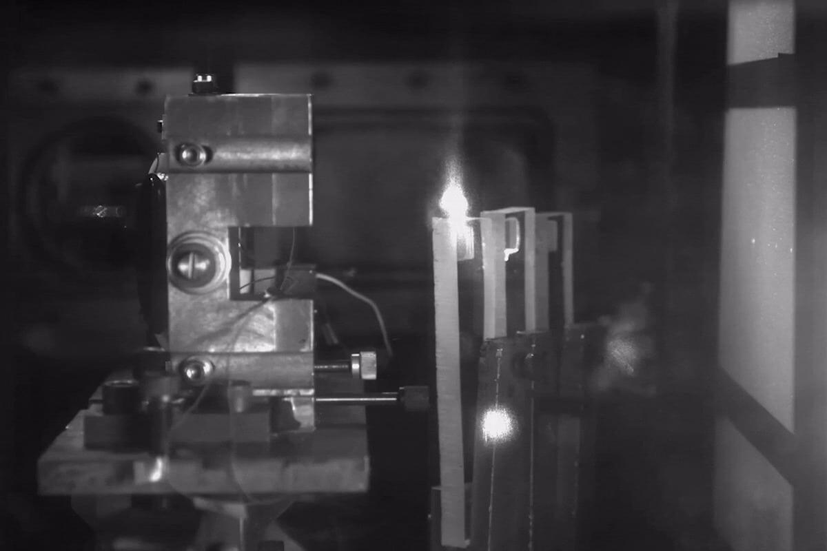    Ученые из Университета Джонса Хопкинса пришли к выводу, что некоторые бактерии способны пережить условия, которые возникают при астероидных ударах, и гипотетически могут перемещаться между планетами внутри выброшенной породы / © Johns Hopkins University, zhao Et Al