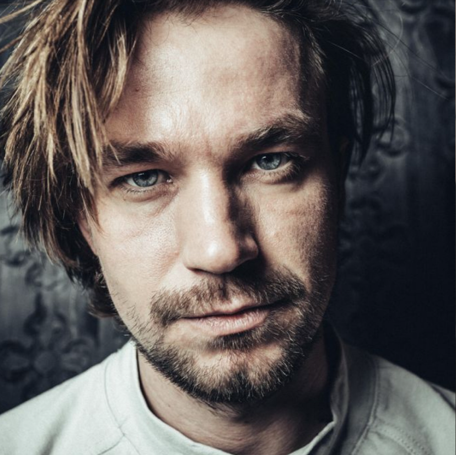 Я понимаю, что Петров пытается. 