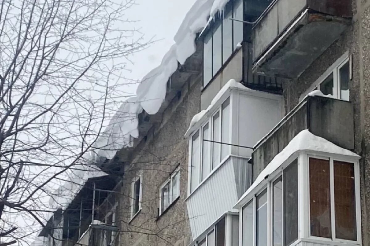    Екатеринбуржцы жалуются на УК, не убирающую снег и сосульки с крыш