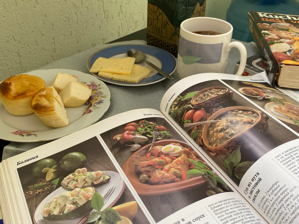 У меня есть старые кулинарные книги, которые я тоже с удовольствием читаю и рассматриваю посуду