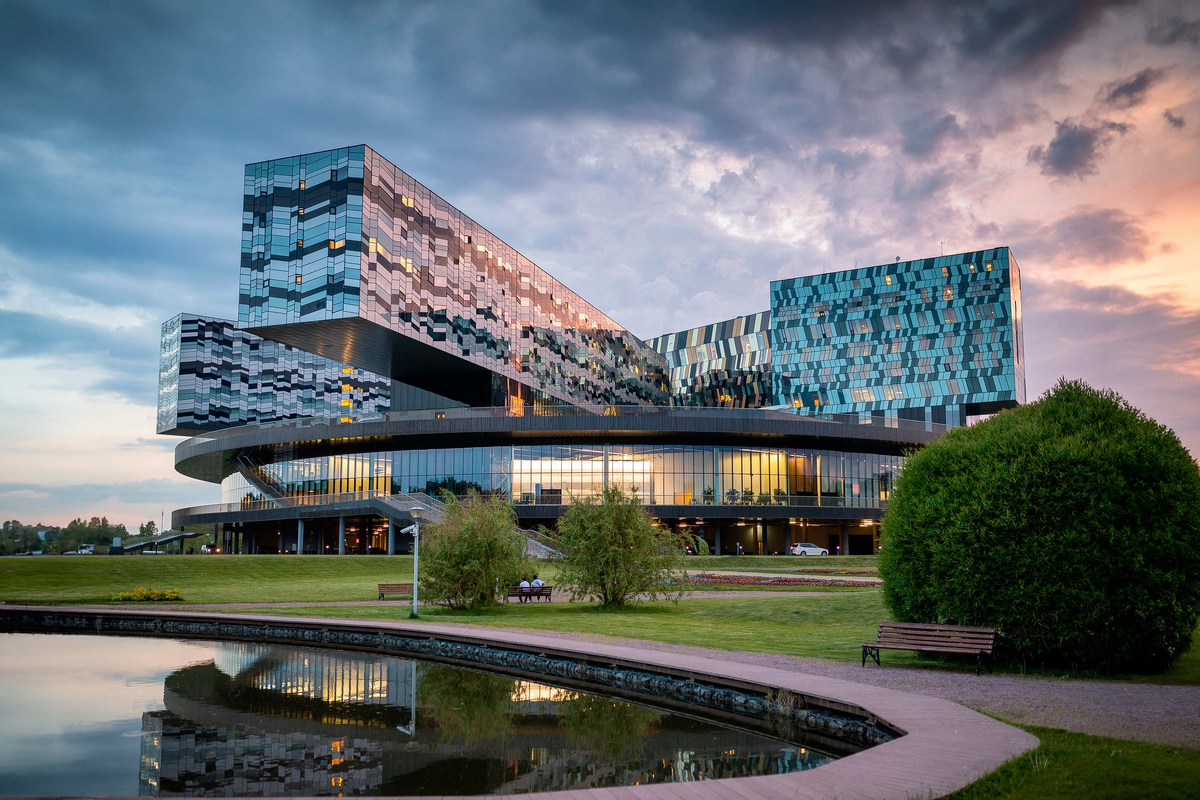 https://sk.skolkovo.ru/img/caa666a3-0b51-4fe3-85c9-36a208eea2ec/3000-2000-header-campus.jpg?fm=jpg&amp;q=80&amp;fit=crop&amp;crop=3000%2C2000%2C0%2C0&amp;w=2560&amp;h=948