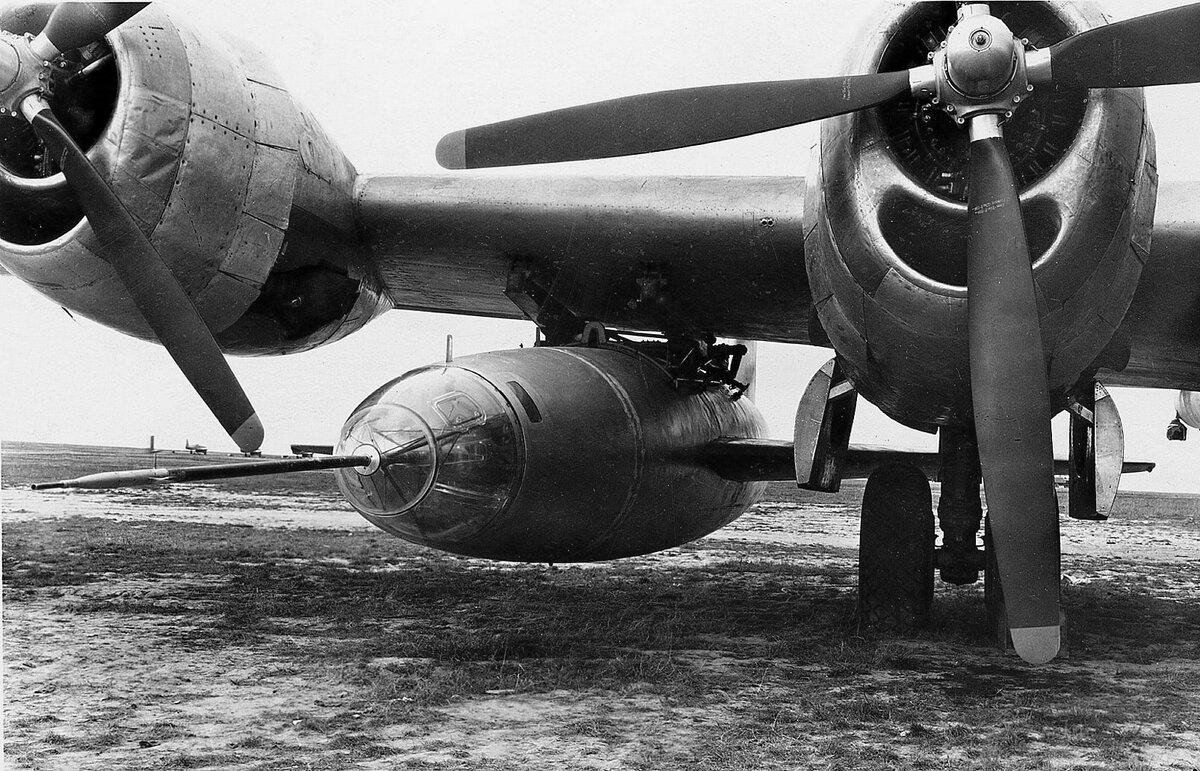 Экспериментальный самолет для исследований аэродинамики на больших числах Маха Рессинг «346Д» под крылом носителя, переоборудованного из американского бомбардировщика В-29