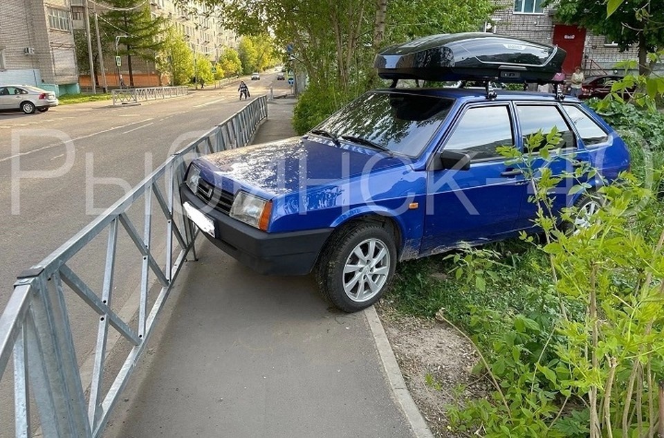    В Рыбинске автомобиль, оставленный на передаче, начал движение при активации системы дистанционного запуска двигателя. Телеканал "Рыбинск-40"