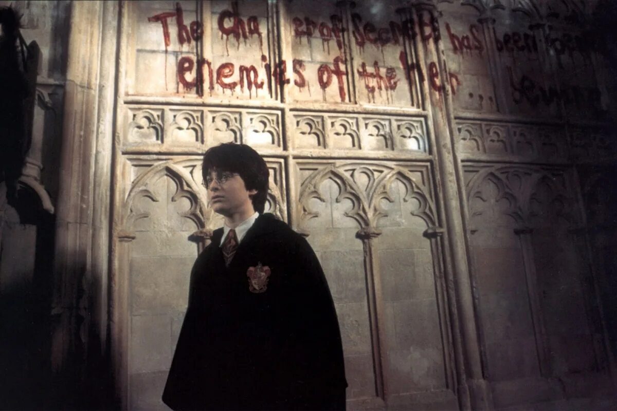 2002 год. 2 часа 35 минут. КиноПоиск: 8.2. KinoOrel - 95/100. Фэнтези, триллер. Режиссёр: Крис Коламбус. В ролях: Дэниэл Рэдклифф, Руперт Гринт, Эмма Уотсон, Том Фелтон, Кеннет Брана, Эльф Добби.