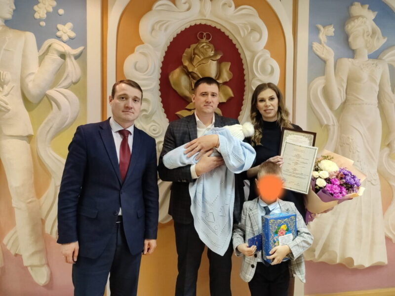 С рождением ребенка семью лично поздравлял Александр Юткин. Фото взято со страницы Марии Пинчиной в ВК