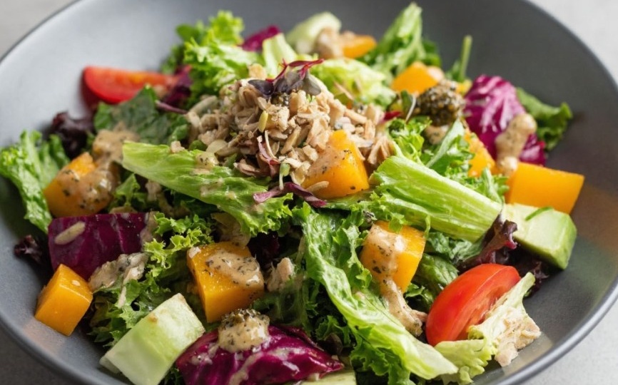 Какие ингредиенты можно добавить в салат для разнообразия?